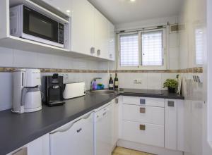 A kitchen or kitchenette at Apartamentos President 3ºD Még 5 kép
