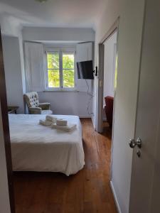 リスボンにあるPilar - Alfama River Viewのベッドルーム1室(ベッド1台、椅子、窓付)