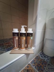 twee flessen odorizers op een plank in een badkamer bij Ermou & Athinas Suites in Monastiraki in Athene