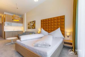 Postel nebo postele na pokoji v ubytování TATRA SUITES Luxury Studio C408
