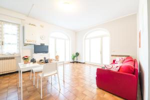 a living room with a red couch and a table at Gardappartamenti Campiello Pool in Sirmione