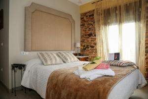 - une chambre avec un lit et 2 serviettes dans l'établissement A Lume Manso - Adults Only, à Barreiros