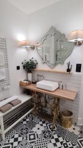 y baño con lavabo y espejo. en RoomChic - Les Ambassadeurs en Vichy