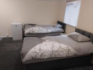 Een bed of bedden in een kamer bij 2-Beds Studio Located in Parkgate Rotherham