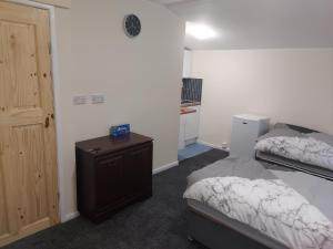 Een bed of bedden in een kamer bij 2-Beds Studio Located in Parkgate Rotherham