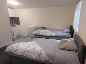 2-Beds Studio Located in Parkgate Rotherhamにあるベッド