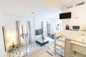 Televízia a/alebo spoločenská miestnosť v ubytovaní Atarazanas FreshApartments