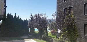 A garden outside studio by the Pool in Aspen Heights Bansko