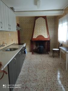 cocina con horno de pizza en una habitación en Casa rural Victoria, en Valdelamatanza