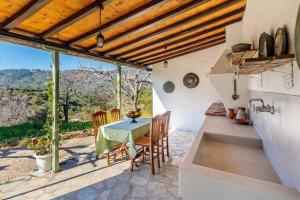 スコペロスにあるVilla Ambeliのテーブルと椅子のあるキッチンとダイニングルーム