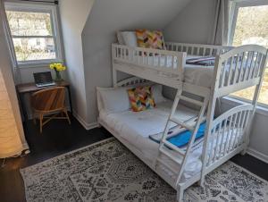 Двох'ярусне ліжко або двоярусні ліжка в номері eKstasis Hostel & Urban Farm