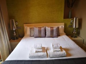 Katil atau katil-katil dalam bilik di Luxury Apartment with views to Alcazar, Cathedral and Giralda.
