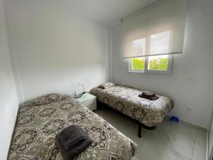 Dos camas en una habitación blanca con ventana. en VILLASOL-23, en San Fulgencio 11 fotos más