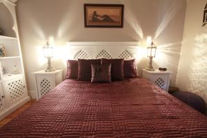
A bed or beds in a room at Pelican Sands Bed & Breakfast
