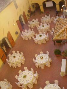 una vista aérea de una habitación con mesas y sillas en Tenuta Il Corno Agriturismo, en San Casciano in Val di Pesa 127 fotos más