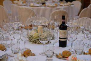 佩薩河谷聖卡夏諾的住宿－Tenuta Il Corno Agriturismo，一张桌子,上面放着眼镜和一瓶葡萄酒