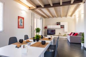 デセンツァーノ・デル・ガルダにあるResidenza Gelsominoのテーブルと椅子のあるダイニングルームとリビングルーム