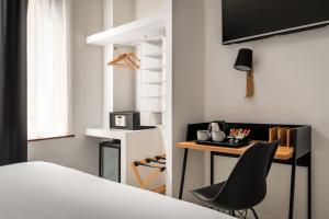 a room with a chair and a desk at Amari by Pillow in Bilbao