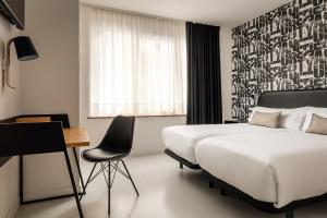 En eller flere senge i et værelse på BYPILLOW Amari