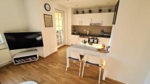 a kitchen and dining room with a table and chairs at Apartment Blochmann-Cárre in Leipzig