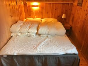 מיטה או מיטות בחדר ב-Haugland Gard