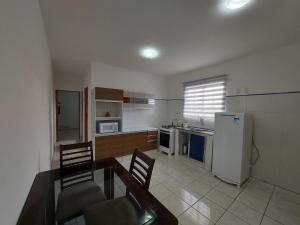 Η κουζίνα ή μικρή κουζίνα στο Casa de Hóspedes em Parque Pinheiros - Sem Garagem
