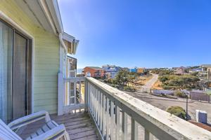 Gallery image of Coastal Condo with Indoor and Outdoor Pool Access in Emerald Isle