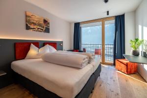 Postel nebo postele na pokoji v ubytování ALPSTADT LIFESTYLE Hotel