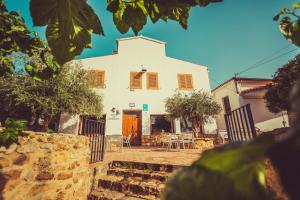 una casa blanca con un patio delante en Posada Peñarubia, en Peñarrubia