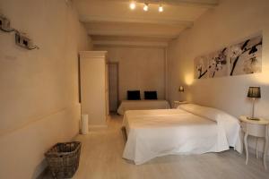 レカナーティにあるAgriturismo Il Gelso Anticoのベッドルーム1室(白いベッド1台、ベッド2台付)