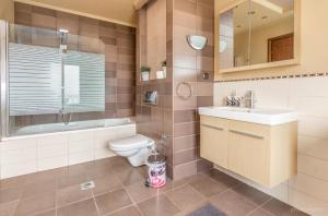 A bathroom at Villa Alexandros