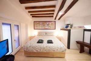 Un pat sau paturi într-o cameră la LOFT PORTICI in Bologna city