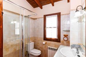 a bathroom with a toilet and a shower and a sink at Casa Sabina, Zona de playa y montaña in Llanes