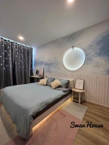 een slaapkamer met een groot bed en een spiegel bij Premium Swanhouse no.SiX with 3bedrooms Condo in Sibu