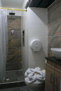 La salle de bains est pourvue de toilettes et d'un lavabo. dans l'établissement Ulucaho Hostel, à Bogotá