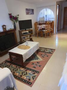 un soggiorno con tavolo e tappeto di Holiday Rental, El Poblet, El Campello, Alicante ad Alicante