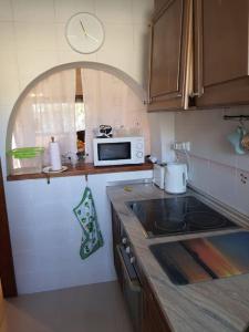 una cucina con piano di lavoro e forno a microonde di Holiday Rental, El Poblet, El Campello, Alicante ad Alicante