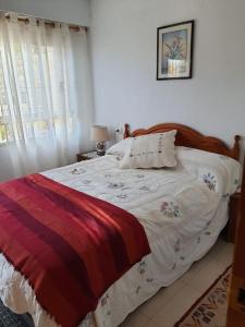 una camera con letto e finestra con tende di Holiday Rental, El Poblet, El Campello, Alicante ad Alicante