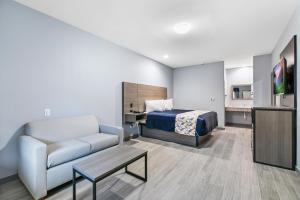 a hotel room with a bed and a couch at El Delfín Lodge in South Padre Island