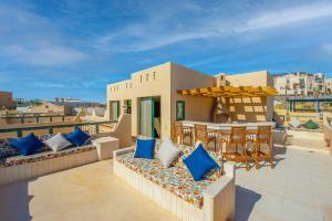 A seating area at VESTA - El Gouna Residence