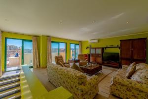 A seating area at VESTA - El Gouna Residence