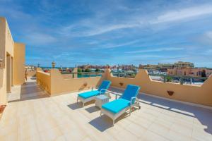 A balcony or terrace at VESTA - El Gouna Residence