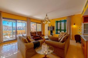 A seating area at VESTA - El Gouna Residence