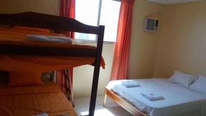 sypialnia z łóżkiem piętrowym obok okna w obiekcie Hostal Montecarlos w mieście Salinas