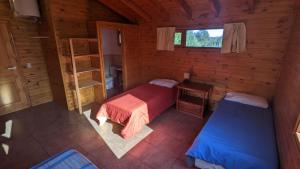 una vista aérea de un dormitorio en una cabaña de madera en Lo De Pablo en Villa La Angostura