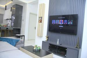 Televiisor ja/või meelelahutuskeskus majutusasutuses Cosy 2-Bedroom Apartment With Superfast Wifi and 24x7 Security and Electricity