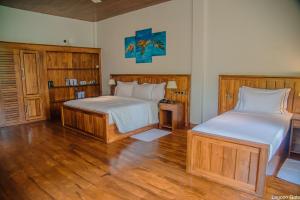 Lagoon gate Tangalle Resort tesisinde bir odada yatak veya yataklar