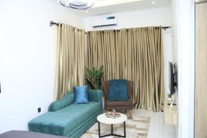 Istumisnurk majutusasutuses Cosy 2-Bedroom Apartment With Superfast Wifi and 24x7 Security and Electricity