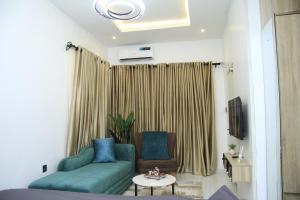 Istumisnurk majutusasutuses Cosy 2-Bedroom Apartment With Superfast Wifi and 24x7 Security and Electricity