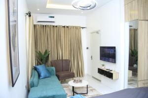 Χώρος καθιστικού στο Cosy 2-Bedroom Apartment With Superfast Wifi and 24x7 Security and Electricity